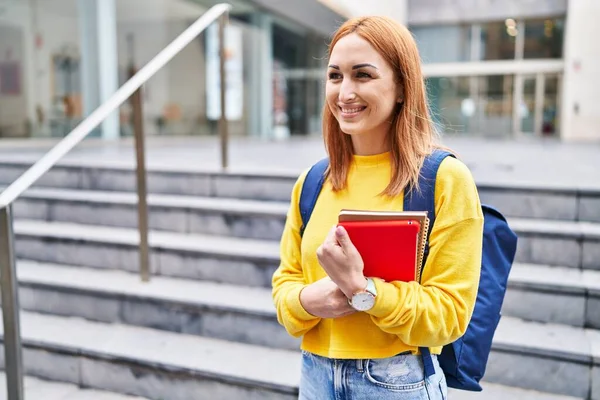Młody Kaukaski Kobieta Student Uśmiecha Pewny Siebie Trzymając Książki Uniwersytecie — Zdjęcie stockowe