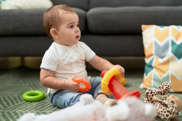 Sevimli Çocuk Evde Yerde Oturmuş Oyuncaklarla Oynuyor — Stok fotoğraf
