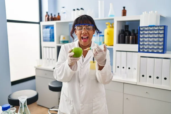 Donna Ispanica Che Lavora Laboratorio Scientifico Con Mela Arrabbiata Pazza — Foto Stock