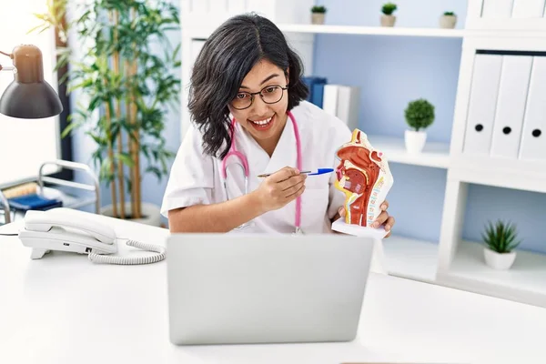 Young Latin Woman Wearing Doctor Uniform Holding Anatomical Model Respiratory — Stock Photo, Image