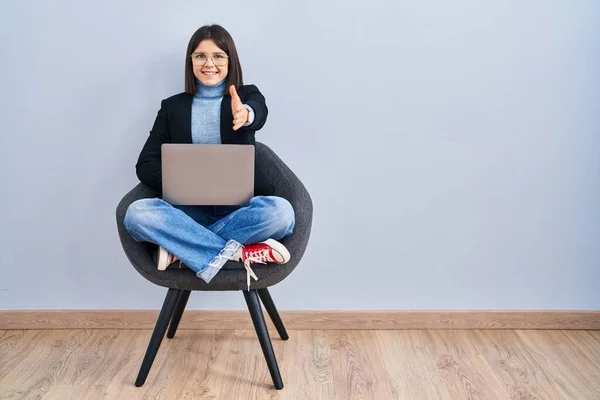 Młoda Latynoska Kobieta Siedząca Krześle Komputerowym Laptopem Uśmiechnięta Przyjazna Oferująca — Zdjęcie stockowe