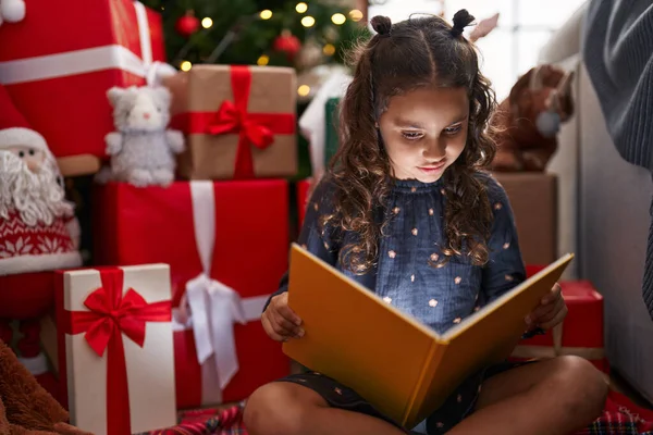 Sevimli Spanyol Kız Kitap Okuyor Evdeki Noel Ağacının Yanında Oturuyor — Stok fotoğraf