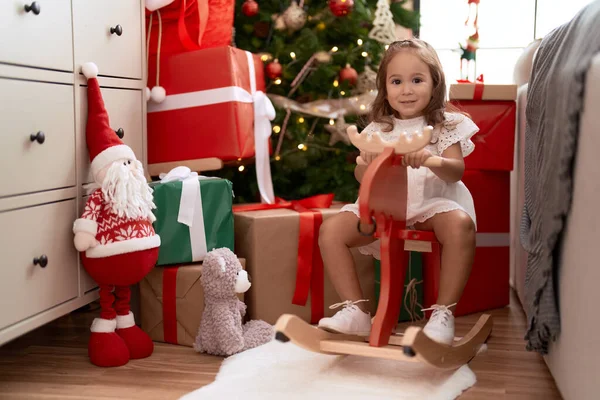 Adorable Chica Hispana Jugando Con Renos Meciéndose Árbol Navidad Casa — Foto de Stock