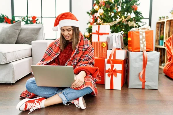 Ung Hispanic Jente Bruker Laptop Sittende Ved Juletreet Hjemme – stockfoto