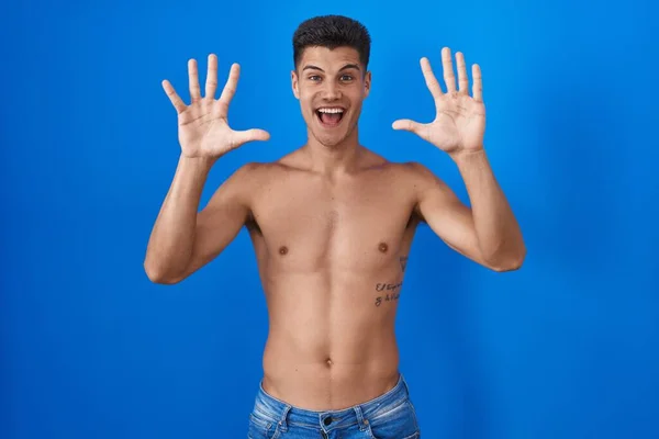 Jovem Hispânico Homem Sem Camisa Sobre Fundo Azul Mostrando Apontando — Fotografia de Stock