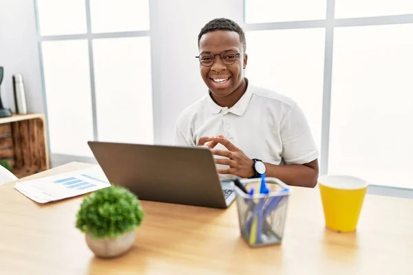 Νεαρός Αφρικανός Που Εργάζεται Στο Γραφείο Χρησιμοποιώντας Φορητό Υπολογιστή Χέρια — Φωτογραφία Αρχείου