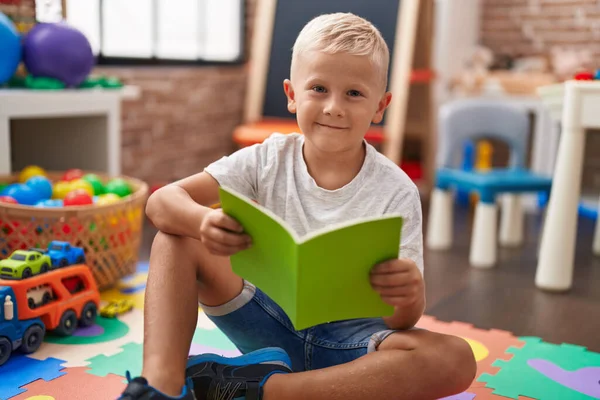 Liebenswertes Kleinkind Liest Buch Auf Dem Boden Klassenzimmer — Stockfoto