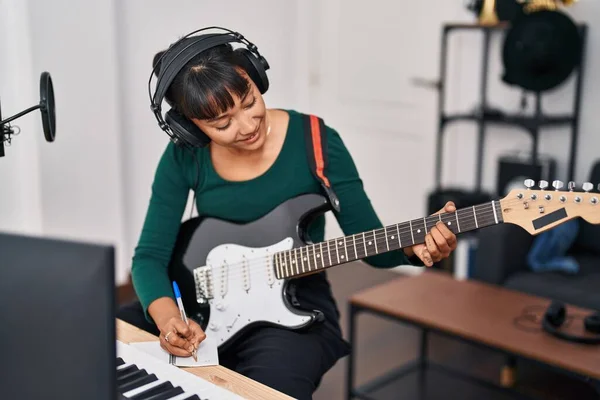 若い美しいヒスパニック女性音楽家作曲曲演奏電気ギターで音楽スタジオ — ストック写真