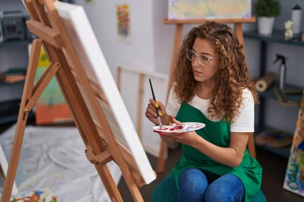 Молодая Красивая Латиноамериканка Художница Рисует Художественной Студии — стоковое фото