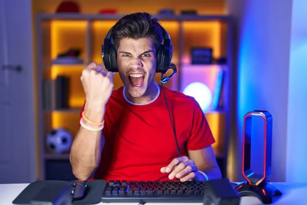Junger Hispanischer Mann Der Wütend Und Verrückt Videospiele Spielt Hebt — Stockfoto