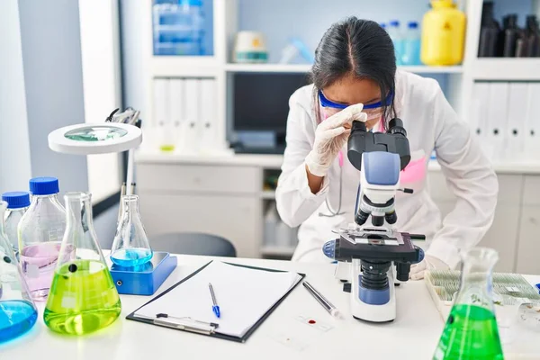 Young Chinese Woman Wearing Scientist Uniform Using Microscope Laboratory — ストック写真