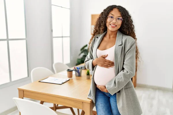 Mujer Latina Joven Embarazada Sonriendo Confiada Trabajando Oficina — Foto de Stock