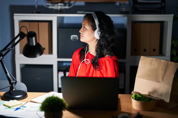 Young Asian Woman Working Office Laptop Night Looking Side Relax — Foto Stock