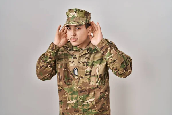 Een Jonge Arabier Camouflageuniform Die Beide Handen Het Oor Probeert — Stockfoto