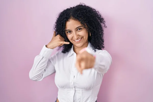 Hispanic Woman Curly Hair Standing Pink Background Smiling Doing Talking — Stockfoto
