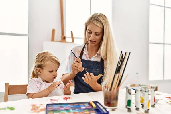 Mother Daughter Smiling Confident Painting Palm Hands Art Studio — 图库照片