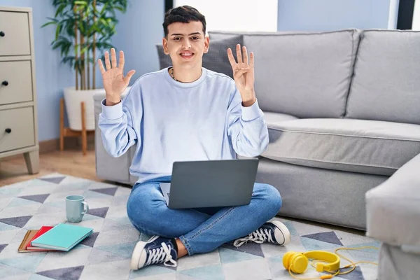 Non Binary Person Studying Using Computer Laptop Sitting Floor Showing — Stockfoto
