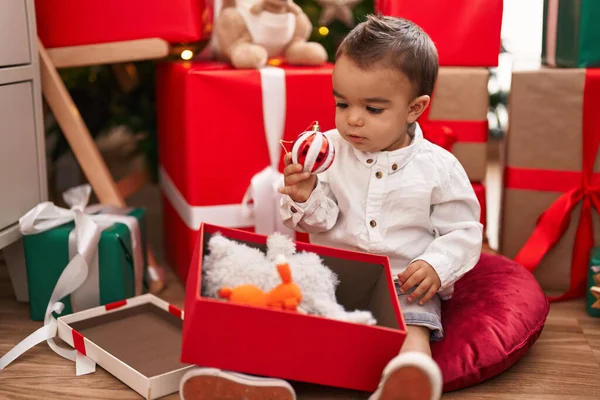 Adorabile Bambino Ispanico Disimballaggio Regalo Natale Seduto Sul Pavimento Casa — Foto Stock