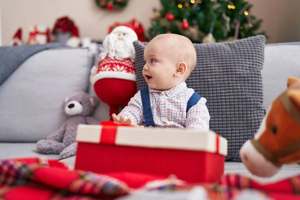 Rozkošné Kavkazské Dítě Drží Dárek Sedí Pohovce Vánočního Stromečku Doma — Stock fotografie