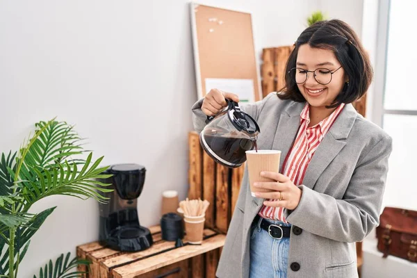 Genç Kadını Ofiste Bardağa Kahve Dolduruyor — Stok fotoğraf