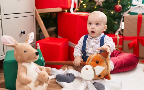 크리스마스 바닥에 장난감을 스러운 — 스톡 사진