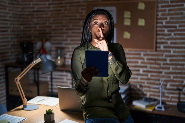 Young African American Braids Working Office Night Asking Quiet Finger —  Fotos de Stock