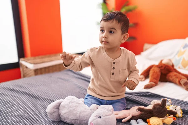 Sevimli Spanyol Bebek Yatak Odasında Bebeklerle Oynuyor — Stok fotoğraf