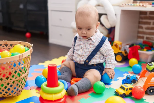 Entzückendes Kaukasisches Baby Spielt Kindergarten Mit Bällen Auf Dem Boden — Stockfoto
