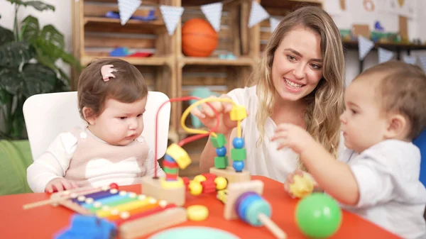 Lehrer Und Vorschüler Spielen Kindergarten Mit Spielzeug Tisch — Stockfoto