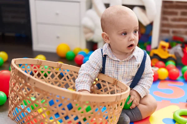 Bedårande Kaukasiska Baby Leka Med Bollar Sitter Golvet Dagis — Stockfoto