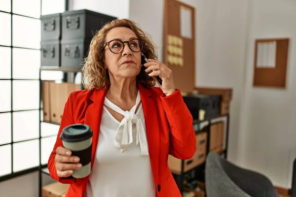 Mulher Negócios Caucasiana Meia Idade Falando Smartphone Bebendo Café Escritório — Fotografia de Stock