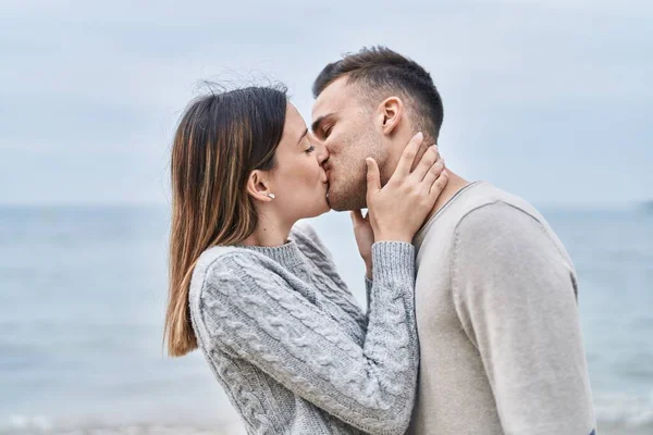Man Woman Couple Hugging Each Other Kissing Seaside — Photo