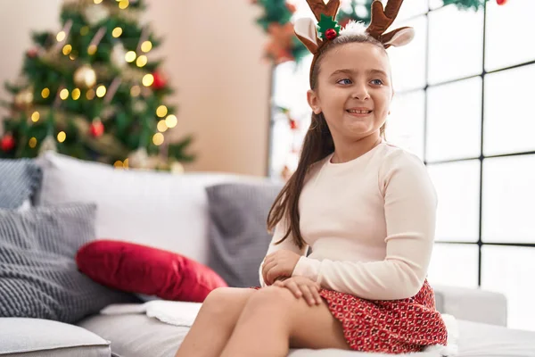 Geyik Kulağı Takan Sevimli Spanyol Kız Evdeki Noel Ağacının Yanında — Stok fotoğraf