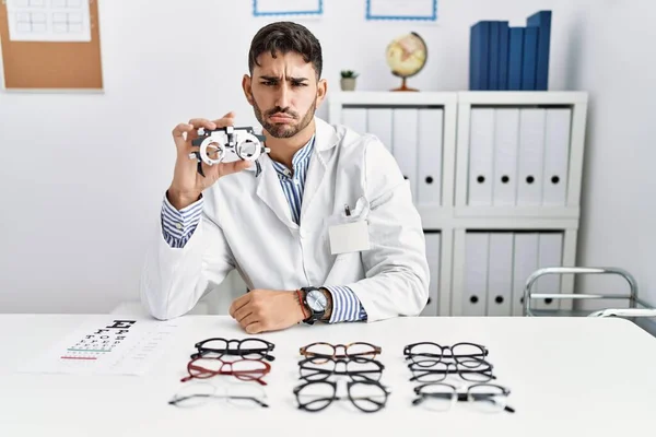 Optimetri Gözlüğü Tutan Genç Gözlüklü Adam Şüpheci Gergin Sorun Yüzünden — Stok fotoğraf