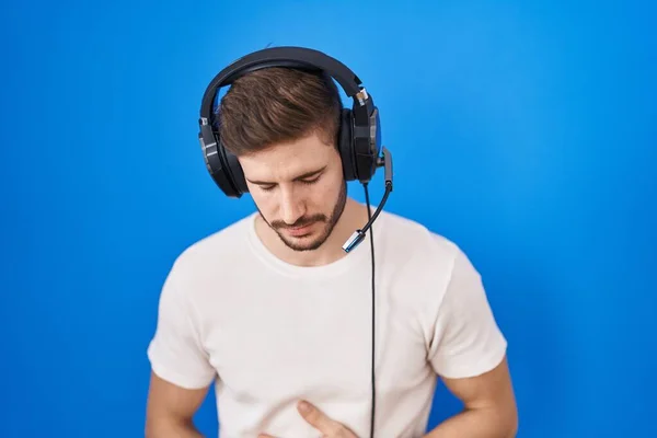 Sakallı Spanyol Bir Adam Kulaklık Takıp Midesi Üstünde Müzik Dinliyor — Stok fotoğraf
