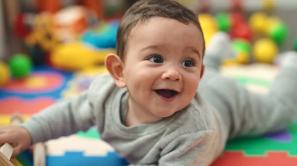 Schattige Spaanse Baby Glimlachend Zelfverzekerd Liggend Vloer Kleuterschool — Stockfoto