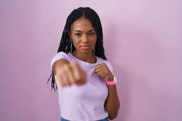 Африканская Американка Косичками Стоящими Розовом Фоне Кулаком Борьбы Агрессивным Злым — стоковое фото