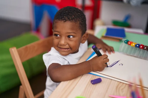 Niño Afroamericano Estudiante Preescolar Sentado Dibujo Mesa Cuaderno Jardín Infantes — Foto de Stock