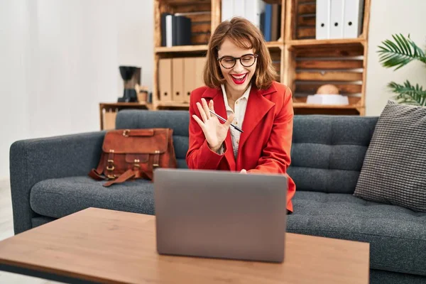 Stock image Young caucasian woman psychologist having online consultation at psychology center