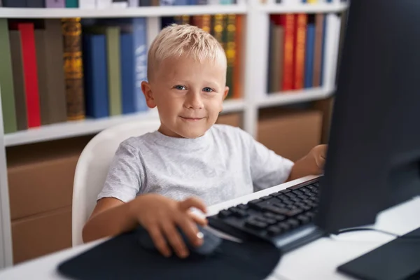 快適な幼児の学生を使用してコンピュータを使用してテーブルの上に座っ教室 — ストック写真