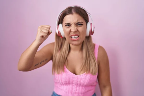 Mujer Rubia Joven Escuchando Música Usando Auriculares Enojados Locos Levantando — Foto de Stock
