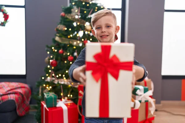Adorável Criança Segurando Presente Pela Árvore Natal Casa — Fotografia de Stock
