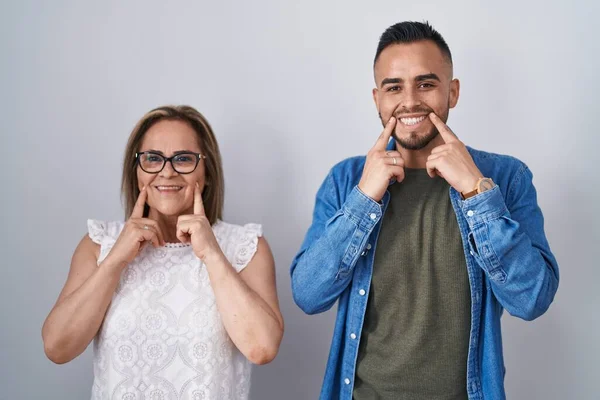 Hispanic Mor Och Son Står Tillsammans Leende Med Öppen Mun — Stockfoto