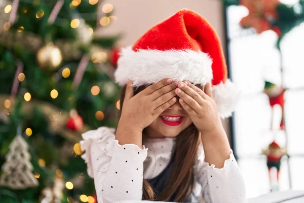Adorável Menina Hispânica Junto Árvore Natal Com Olhos Fechados Casa — Fotografia de Stock