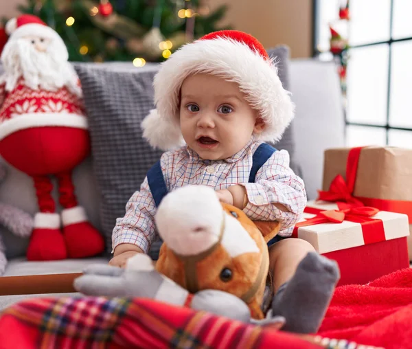 Schattig Kaukasisch Baby Holding Paard Speelgoed Zitten Bank Door Kerstboom — Stockfoto