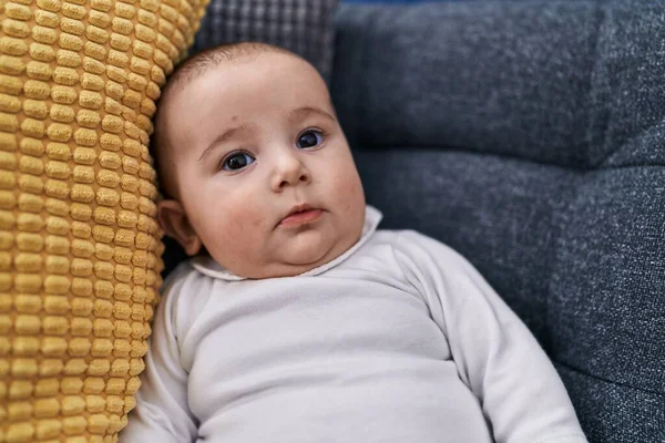 Αξιολάτρευτο Μωρό Χαλαρό Κάθεται Στον Καναπέ Στο Σπίτι — Φωτογραφία Αρχείου
