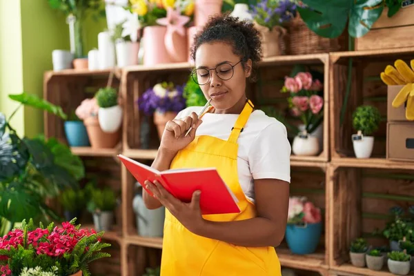 African American Woman Florist Reading Notebook Doubt Expression Flower Shop — Stock Photo, Image