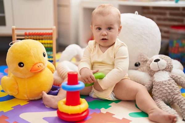 Entzückendes Kaukasisches Baby Spielt Kindergarten Mit Reifen Spielzeug Auf Dem — Stockfoto