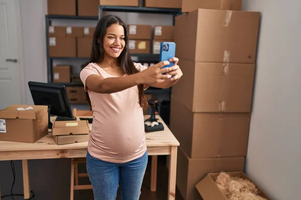 Jong Latijn Vrouw Zwanger Zakenman Maken Selfie Door Smartphone Kantoor — Stockfoto
