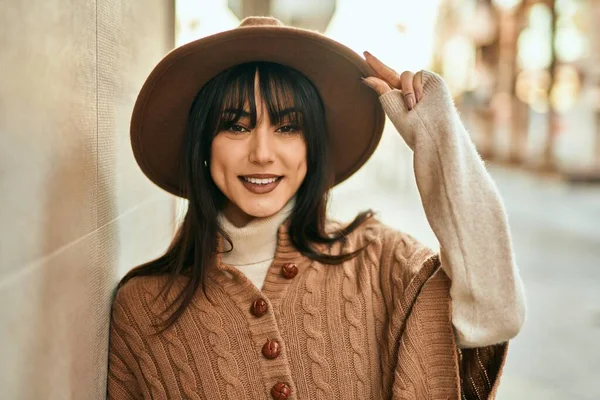 Brunette Woman Wearing Winter Hat Smiling Leaning Wall — Stockfoto